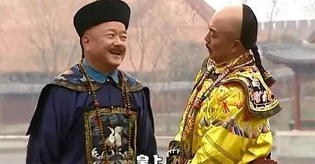 He Shen, relying on his favor with Qianlong, embezzled a significant amount of money and treasures.