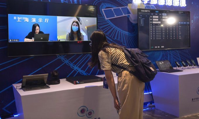 A participant experiences a quantum video workshop