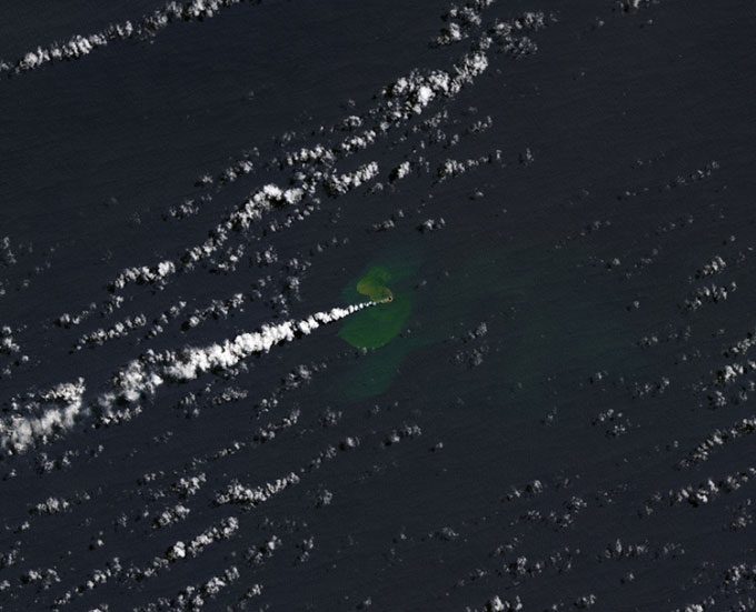 Landsat 9 satellite captures the new island with columns of steam and ash erupting