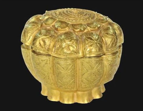 The Golden Box of Ngoa Van - Yen Tu is made entirely of gold, weighing 56.44g.