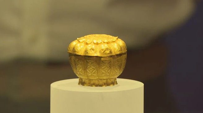 The Golden Box of Ngoa Van - Yen Tu was found during road construction.