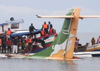 how to survive if a plane crashes into water 123986