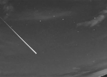 hundreds of people see mysterious light mark in the sky over england 122984