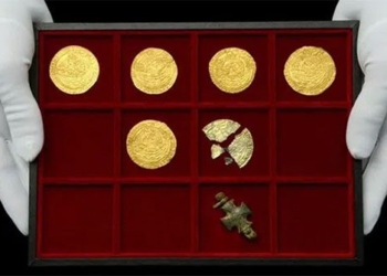 husband and wife unexpectedly find treasure of gold coins on the field 120696