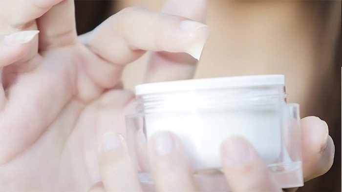 It is advisable to maintain the habit of applying moisturizer twice daily, in the morning and evening.
