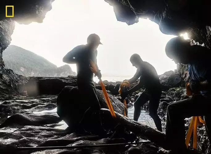 Scientists excavating the lost ghost ship from the 17th century