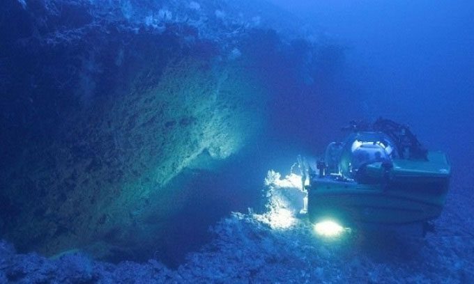 Submarine exploring the underwater fissure.