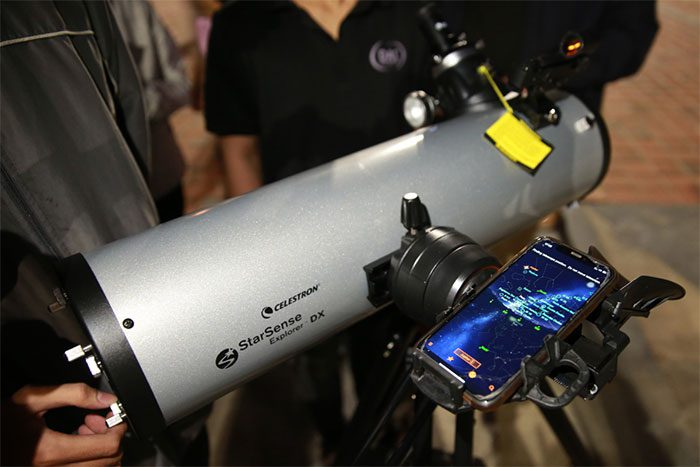 Young people in Da Nang using software integrated with telescopes to track the Moon's path.