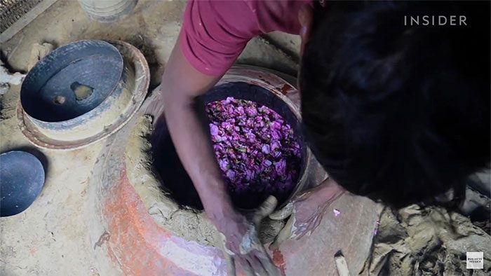 The craftsman uses a mixture of clay and cotton to seal the barrel.