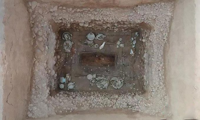 Tomb containing the remains of a pregnant woman in Shanxi.
