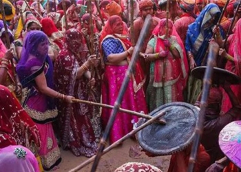 lathmar holi festival women are free to use gay to hit vegetable drum 119412