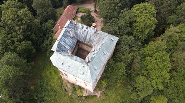 Since then, no one dared to descend into the pit for fear of encountering demons.