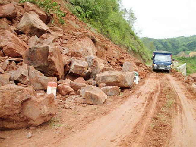 When driving near steep slopes in bad weather, be aware of signs of landslides