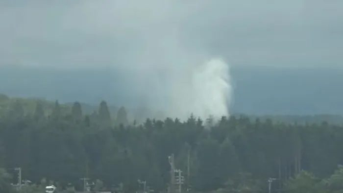 The water erupted so strongly and high that it can be seen from afar.