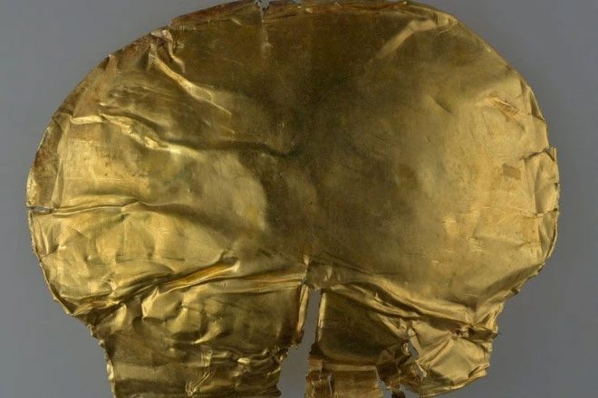 Gold mask found in Shangcheng District, Henan Province.