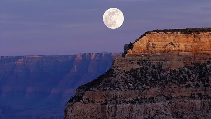 We can witness the moonrise at the same time as sunset.