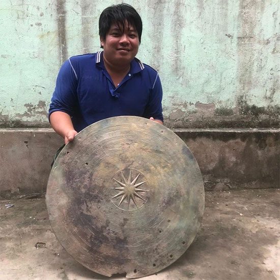 Mr. Đặng Văn Trác found the bronze drum while fishing on the river.