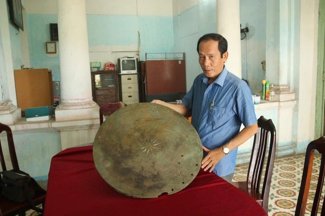 Mr. Nguyễn Minh Phước introduces the Đông Sơn bronze drum handed over by Mr. Trác.