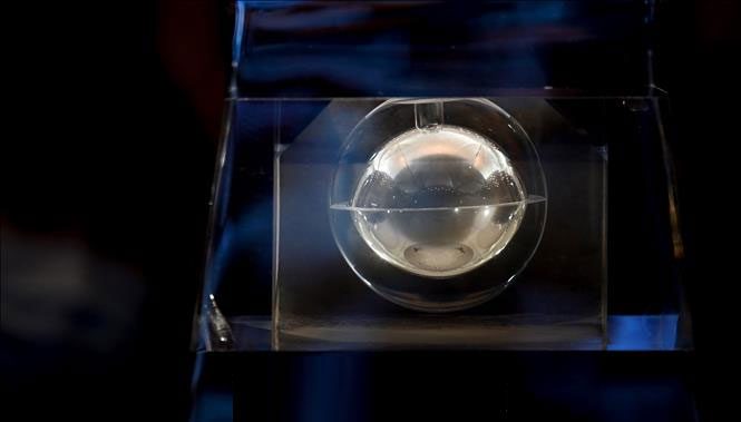 Lunar soil samples collected by the Chang'e 5 spacecraft