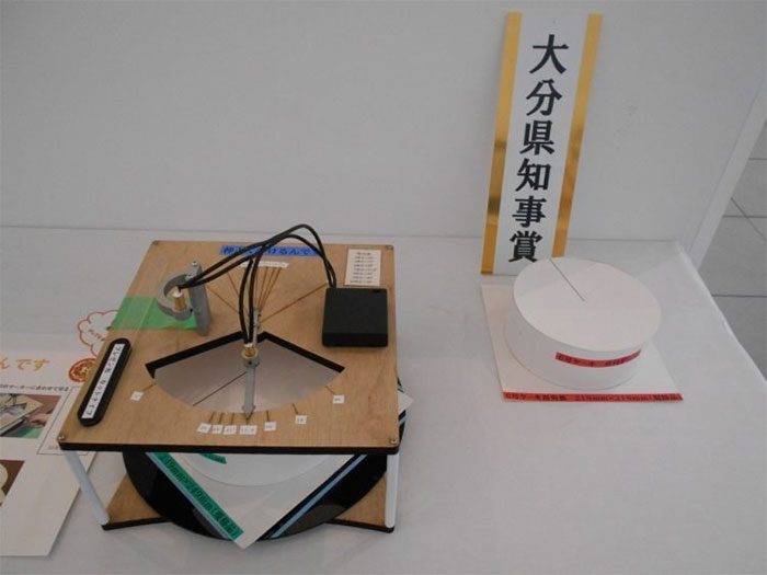 This device cuts round cakes into extremely equal parts.