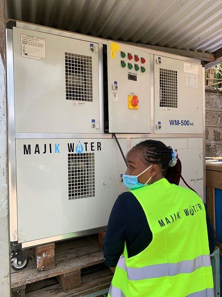 The device provides clean drinking water to many people
