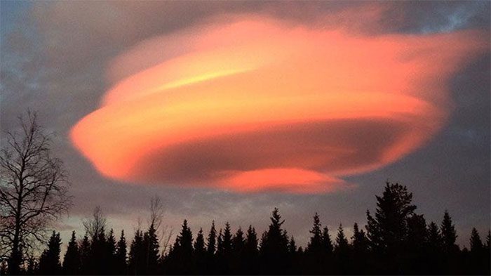 A giant flying saucer-shaped cloud appeared on a mountain in Sweden.
