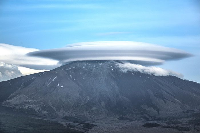 The appearance of a strangely shaped cloud on Mount Etna.