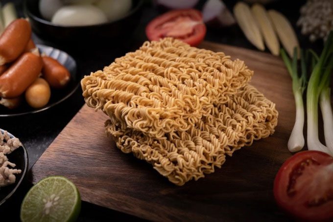 Instant noodles contain a lot of MSG and preservatives, which are not good for children's brains.