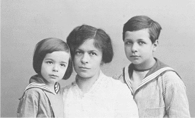 Mileva Marić with her two sons, Hans Albert and Eduard.