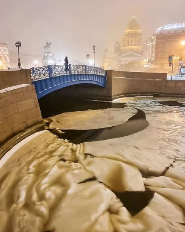 In December 2021, a similar phenomenon appeared on the Moika River in St. Petersburg.