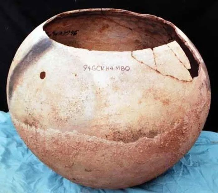 Type 1 spherical burial jar with a round base.