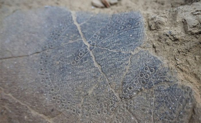 Ancient people used natural tubes to create circular patterns for the graves.
