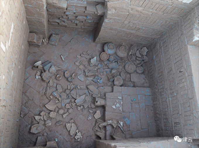 Remnants of ceramics in another ancient tomb in Jizhou.