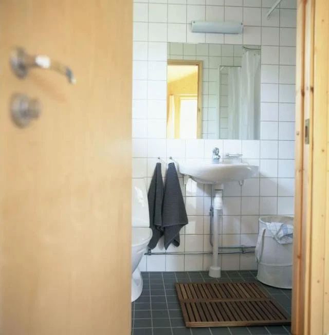 Is leaving the bathroom door open beneficial?