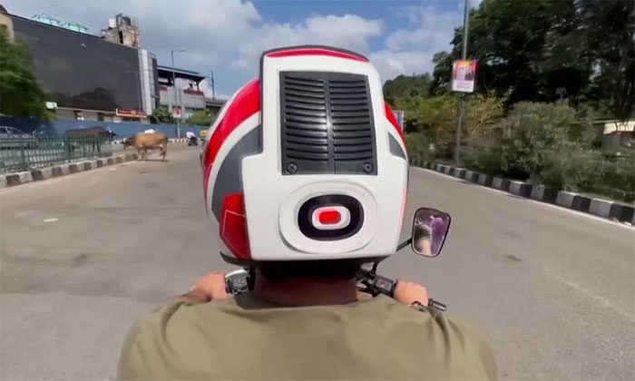Special helmet equipped with a filter and a fan at the back.