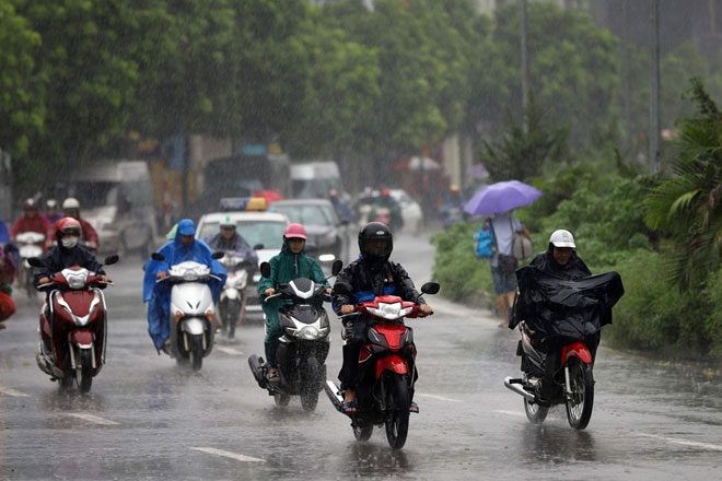 This evening and tonight, Hanoi will experience moderate rain and thunderstorms, with some areas facing heavy rain.