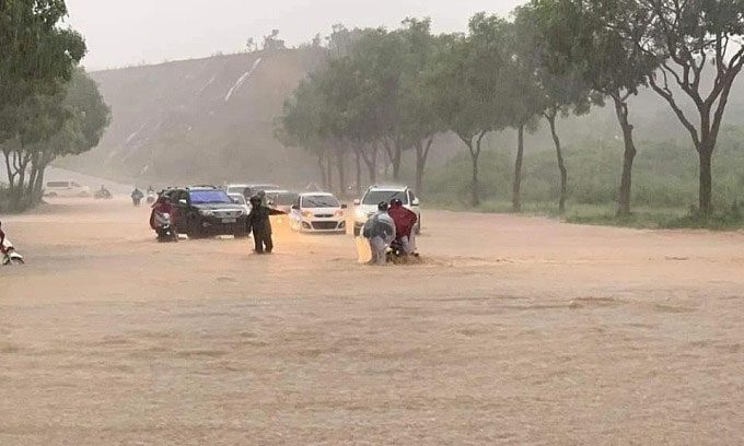 Many roads in Lao Cai were locally flooded due to heavy rain on the morning of May 12.