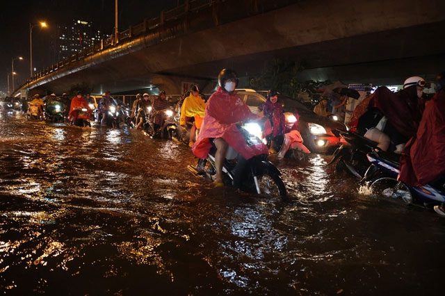 The rainy weather in Hanoi causes many people to suffer from water scabies.