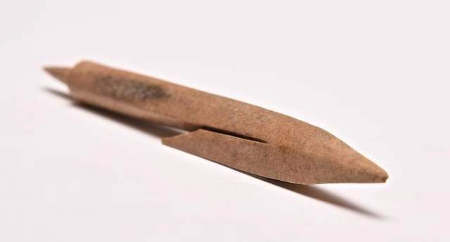 Harpoon tip made from caribou antler measuring 131×12mm.