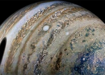 mysterious light appears on the largest planet in the solar system 120194