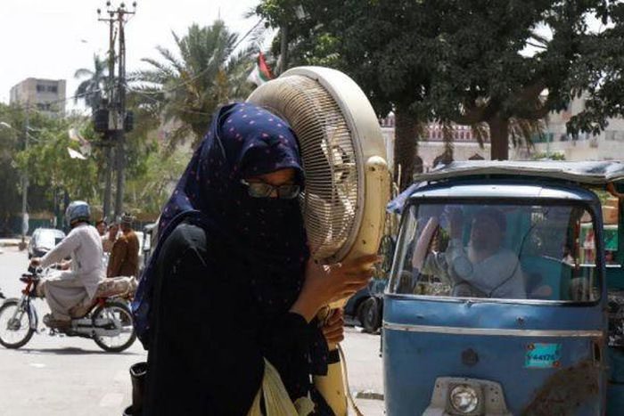 People in India and Pakistan endure extreme heat