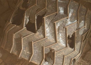 nasa robot wheel falls into pit after 9 years running on mars 118721
