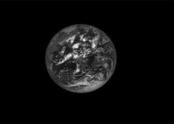 nasa spacecraft captures earth from a distance of 620000km 123782