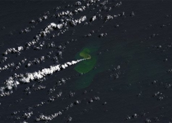 new island emerges in thai binh duong as volcano erupts 123235