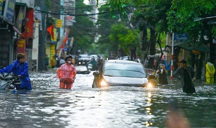 Many streets in Hanoi flooded during the rain on the afternoon of May 29.
