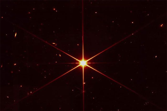 Star 2MASS J17554042 + 6551277 along with surrounding galaxies and stars.