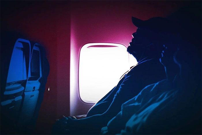 To avoid feeling fatigued, passengers should choose the right time to rest.