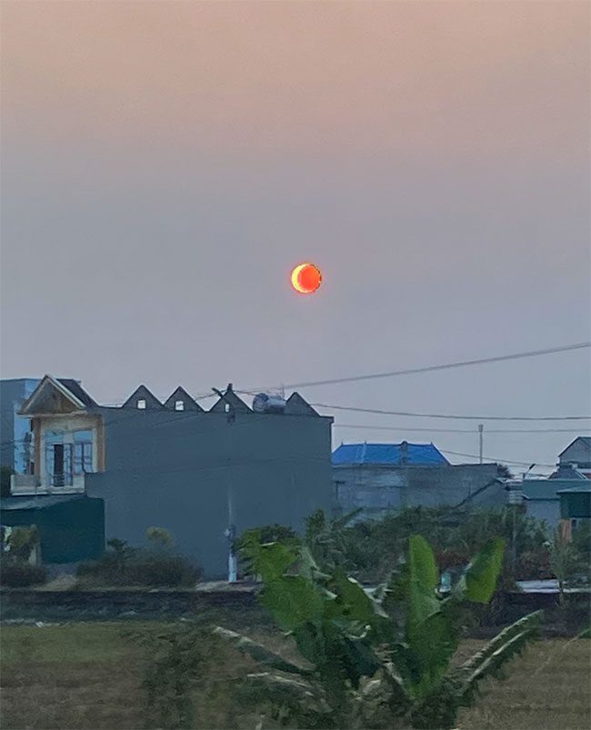 Lunar eclipse recorded on the Cau Gie - Ninh Binh highway, passing through Tam Diep city, Ninh Binh province.
