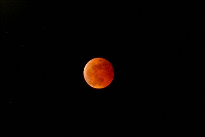 In this photo, the total lunar eclipse at 6:30 PM is recorded in Tinh Ha commune, Son Tinh district.