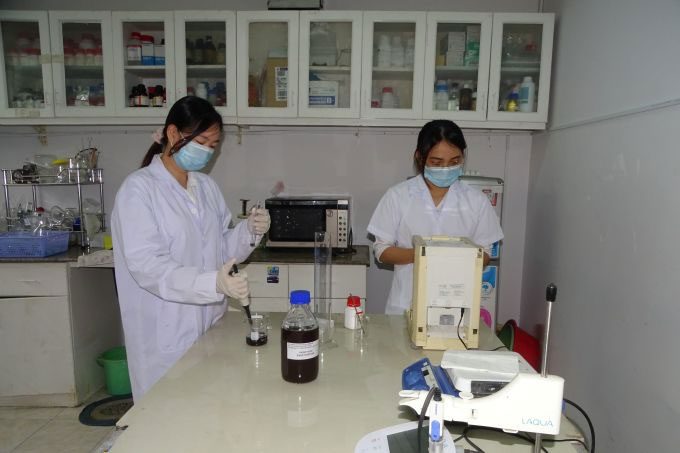 Scientists at SHTP - Labs researching star-shaped gold nanoparticles.
